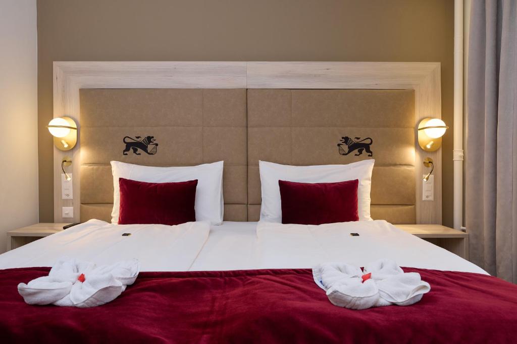 苏黎世圣哥特哈尔德酒店的一间卧室配有一张大床和两条毛巾