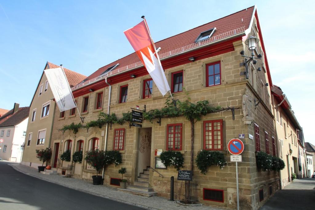 RödelseeGasthaus Winzerstube & Hotel的两面有旗帜的建筑