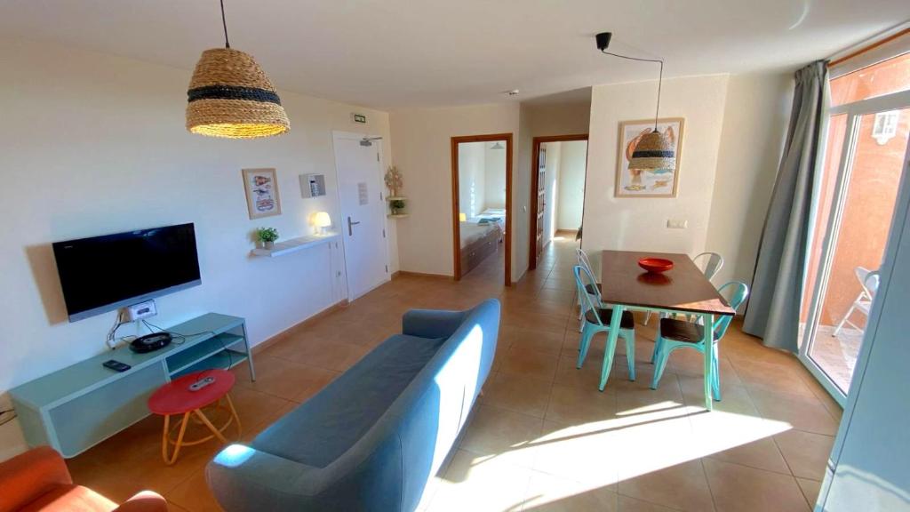 圣马蒂登普里斯Els Vents d'Empúries的客厅配有蓝色的沙发和桌子