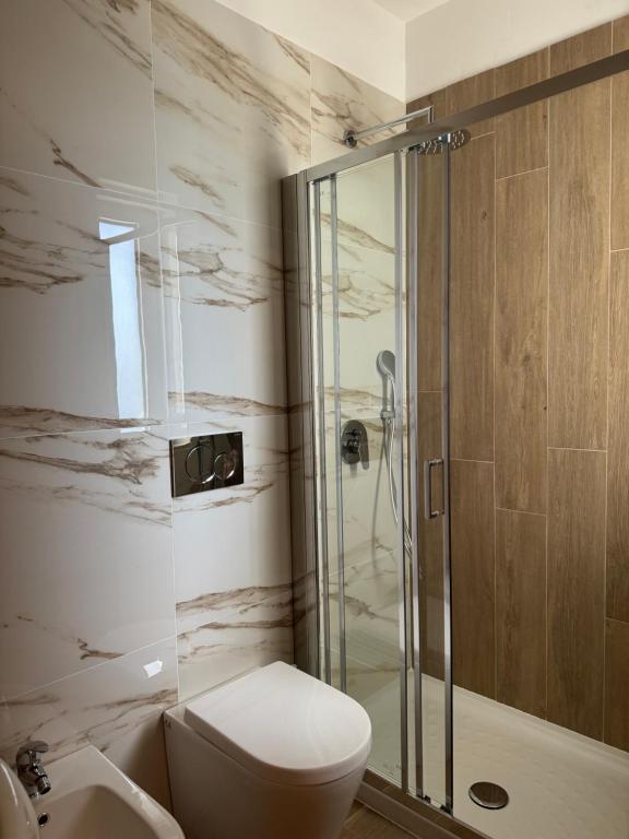 阿尔贝罗贝洛阿洛尼酒店的一间带卫生间和玻璃淋浴间的浴室