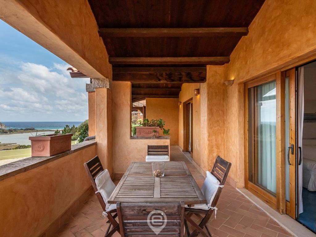 奇亚Casa Ariel - Chia Beach的户外庭院配有木桌和椅子