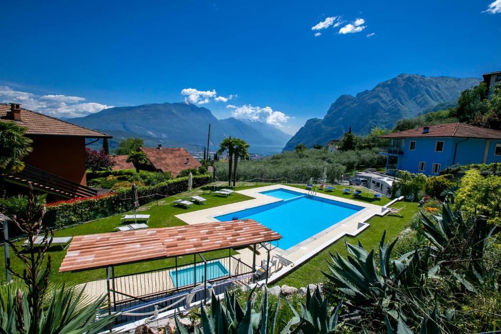 滕诺Residence Christina Due Laghi的享有带游泳池和山脉的别墅的空中景致