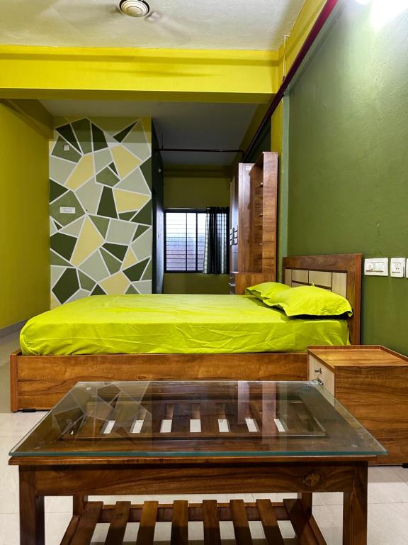 IrikkūrVALIYAVEETTIL INN的一间卧室配有一张床和一张桌子