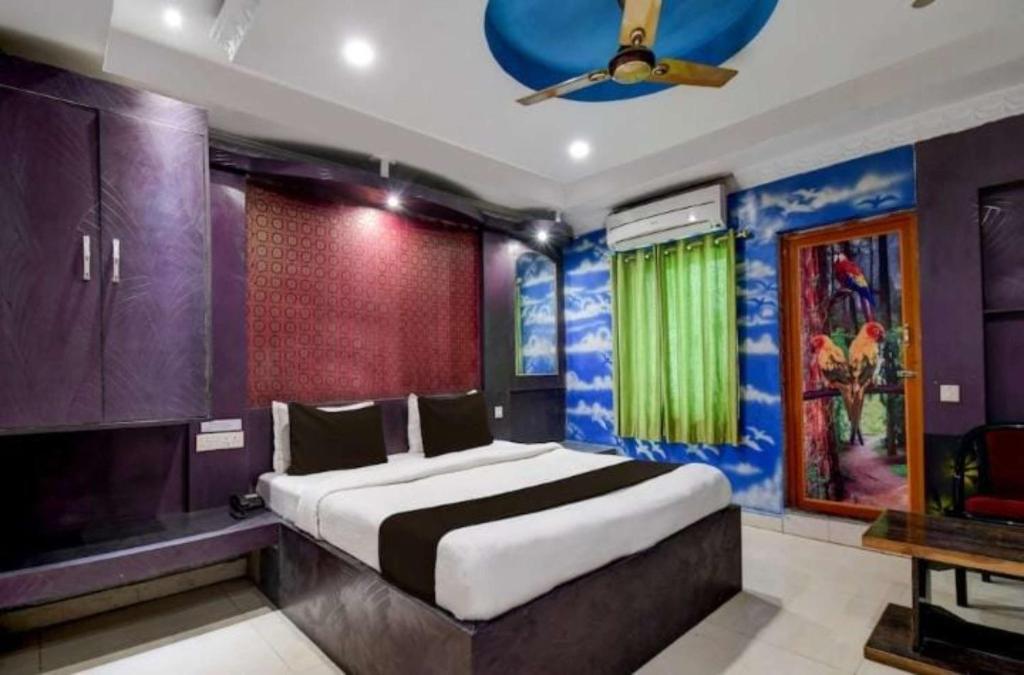 王舍城Chandravanshi Seva Sadan Guest House Rajgir的一间卧室设有一张带天花板的大床