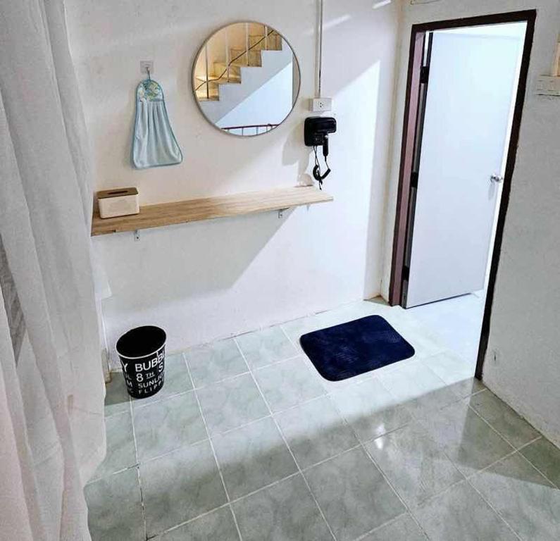 乔木提恩海滩House of sea Jomtien beach的浴室设有镜子和瓷砖地板。