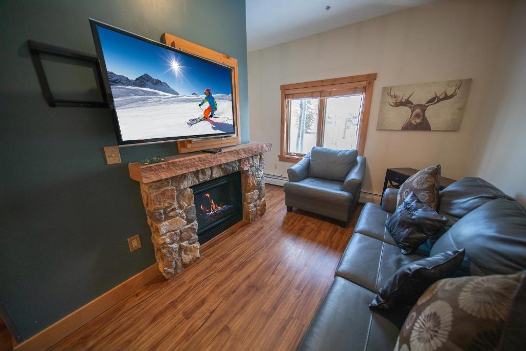 基斯通Expedition Station 8554的客厅配有电视、沙发和壁炉