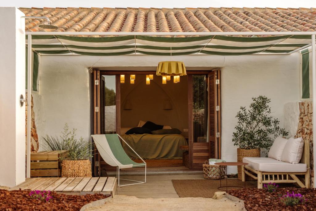 阿莱奥尔Amagatay Menorca的门廊上配有床和椅子的天井