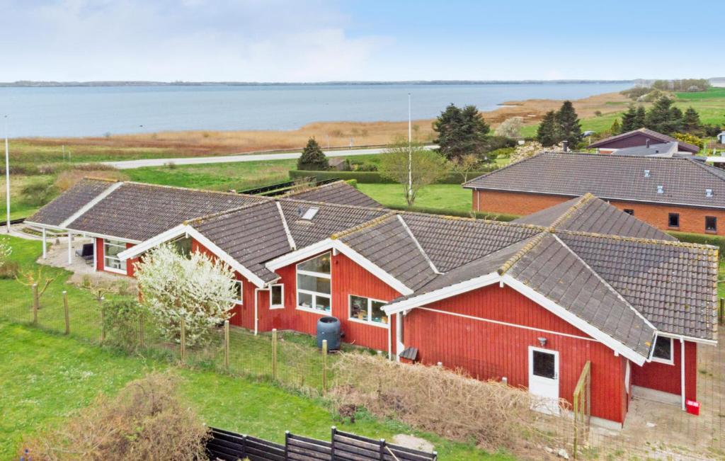 Bogø ByNice Home In Bog By With Wifi的一排房子的顶部景色