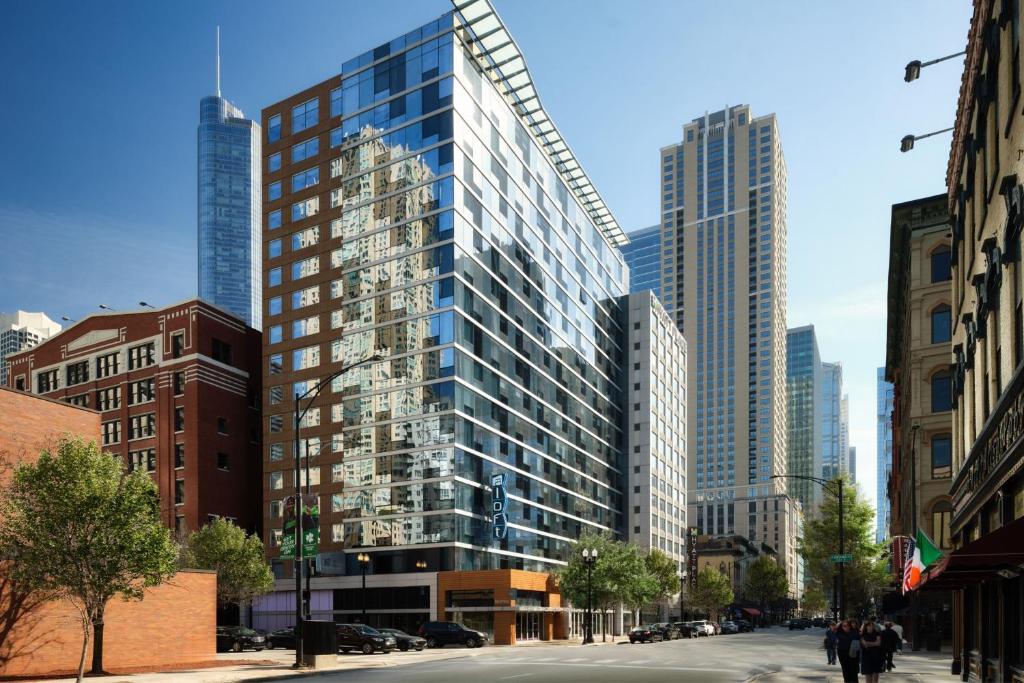 芝加哥Aloft Chicago Downtown River North的一座高大的建筑