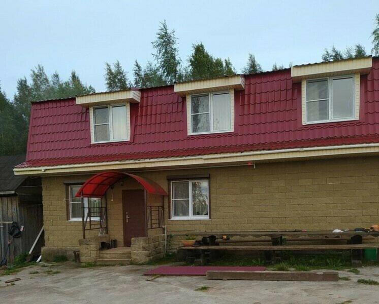 卡拉科尔Номад的前面有长凳的红色屋顶房子