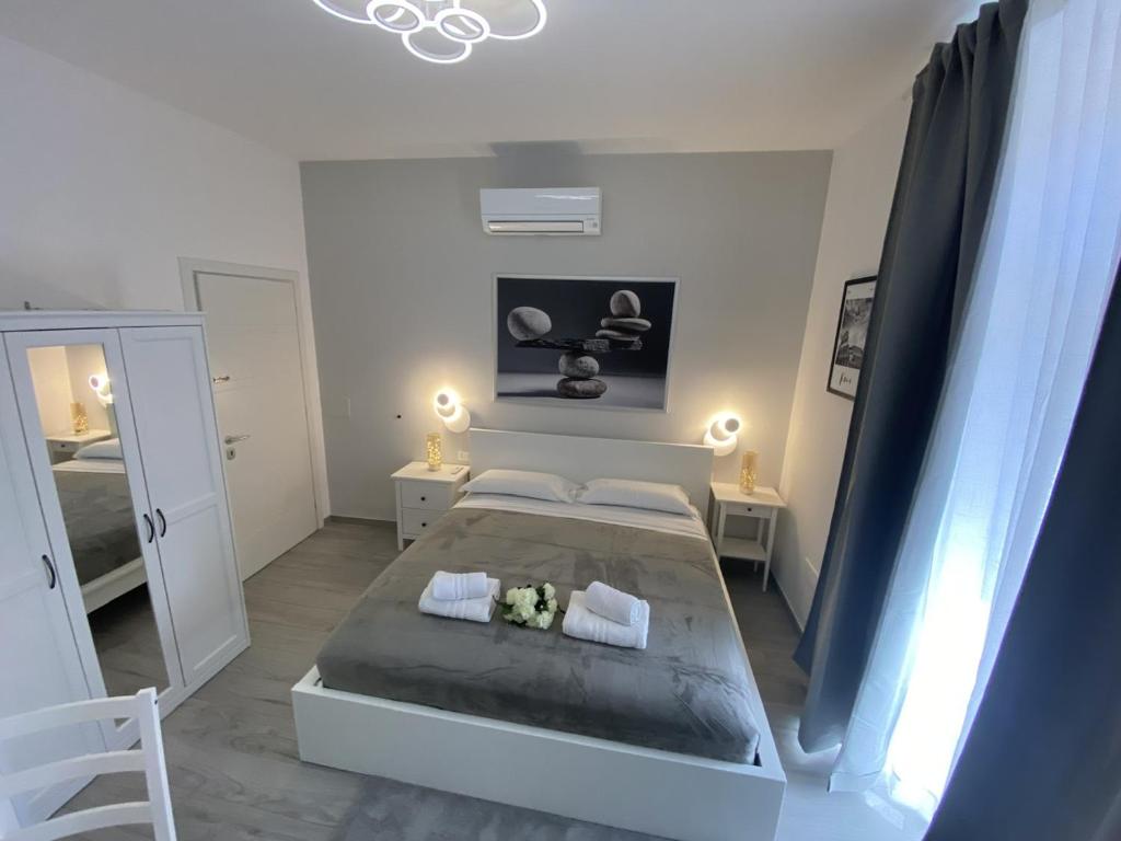 罗马Soft rooms ROMA CENTRO Guest house affittacamere的一间卧室配有一张大床和镜子