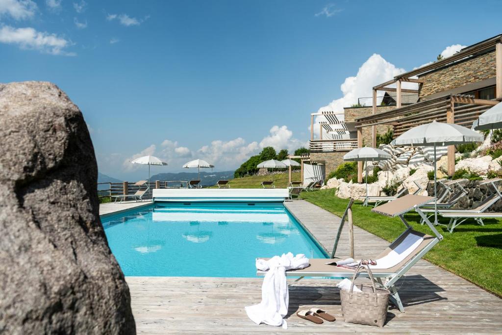修希瓦伦丁呢尔霍夫酒店的游泳池,带椅子和遮阳伞