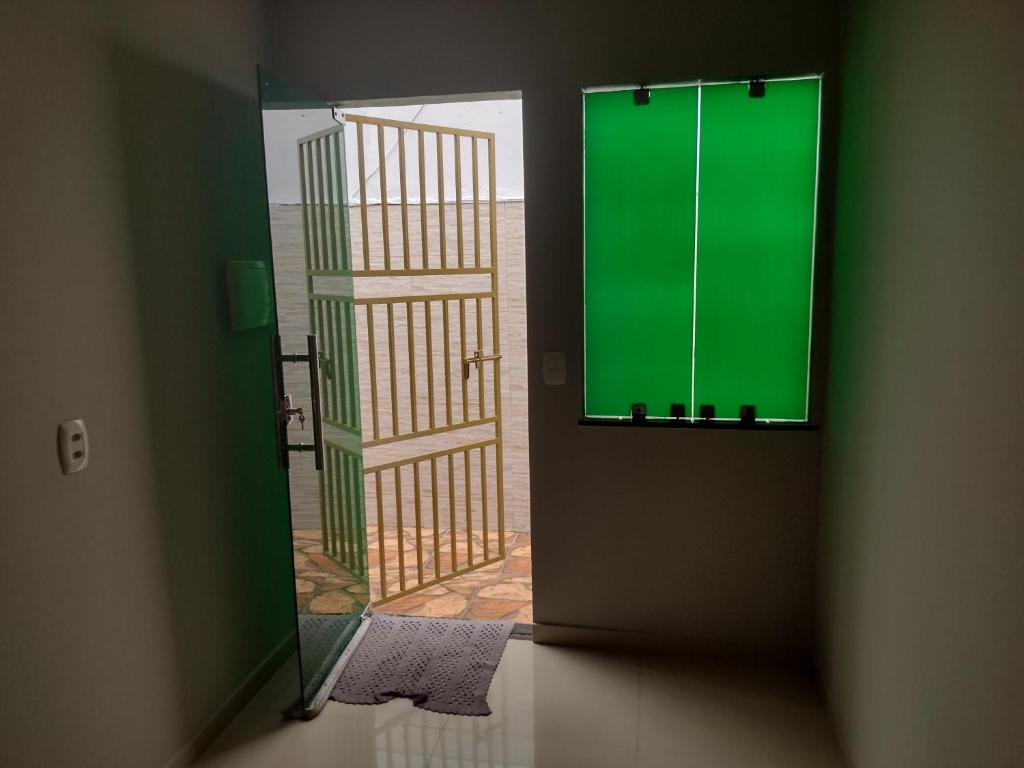 贝伦Kitnet mobiliado的一间房间里一扇带绿色窗户的门