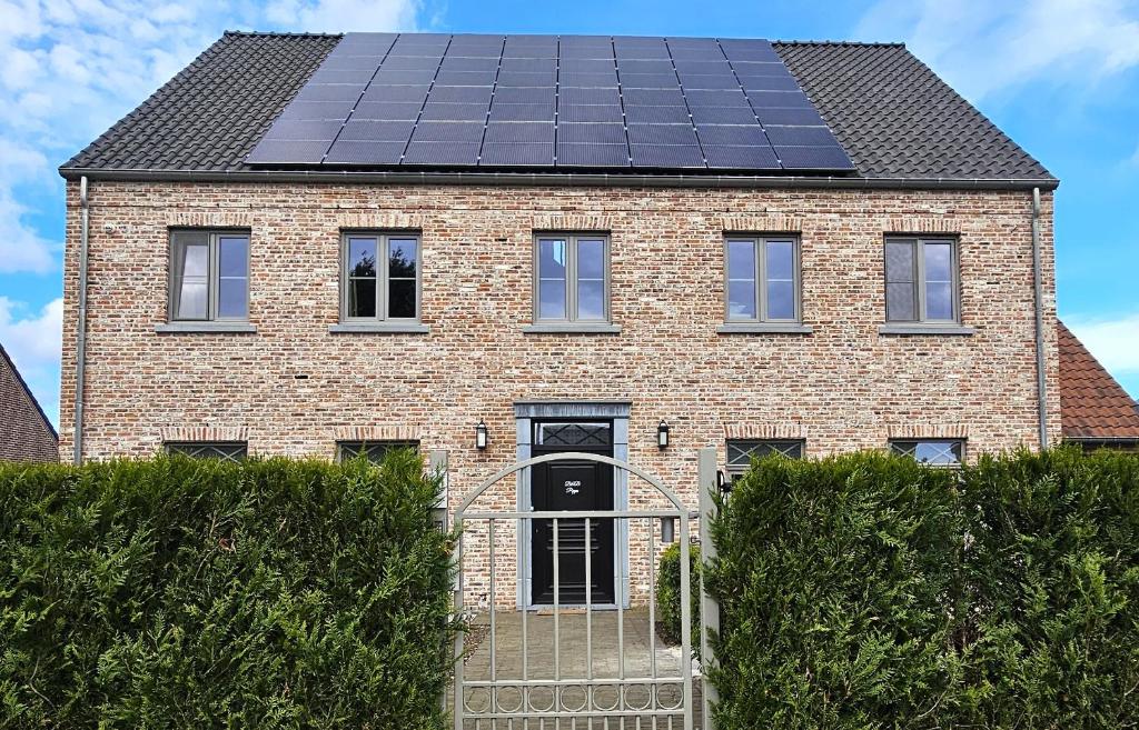 佩尔B&B Pippa的屋顶上设有太阳能电池板的房子