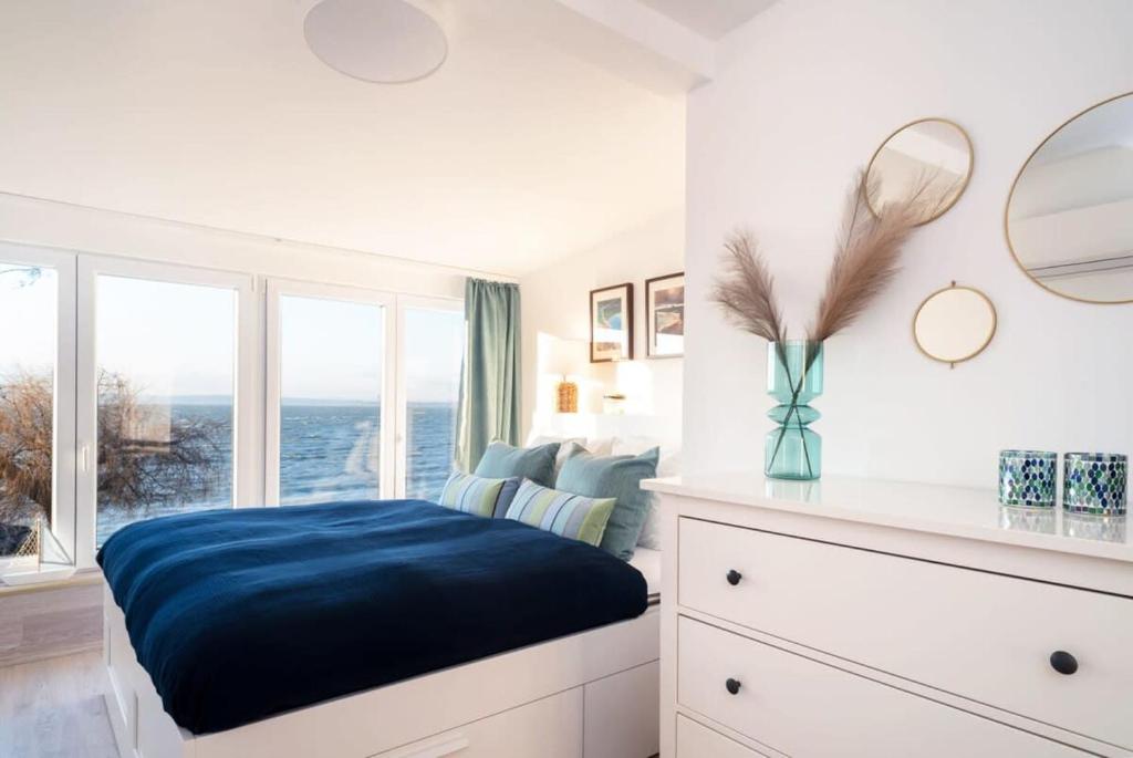 希欧福克Tóparti villa, közvetlen vízkapcsolattal的一间卧室设有一张床,享有海景
