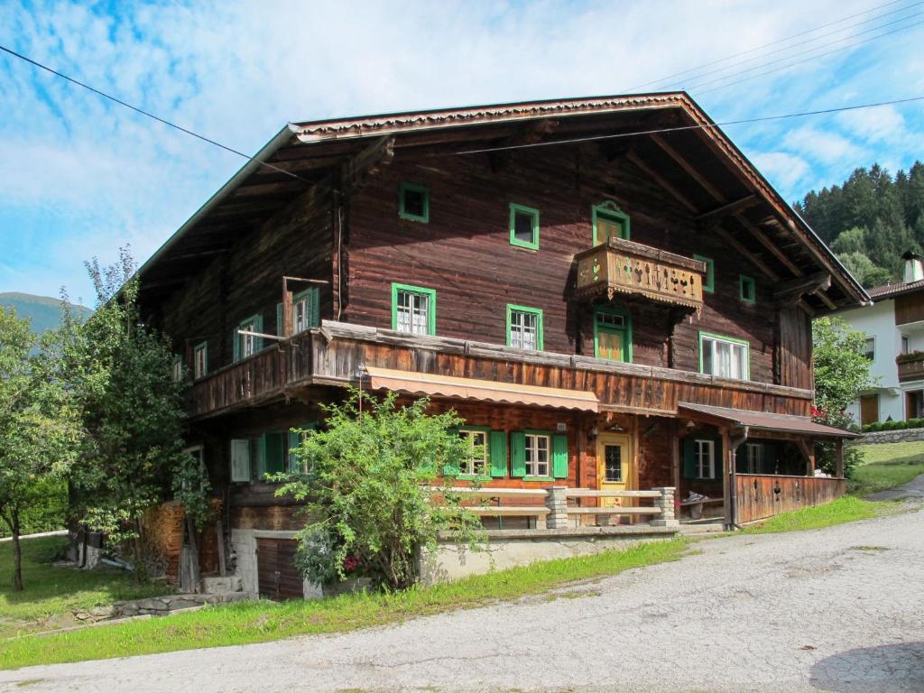 奇勒谷地拉姆绍Holiday Home Geislerhütte - MHO685 by Interhome的一座大型木制房子,设有绿门和窗户