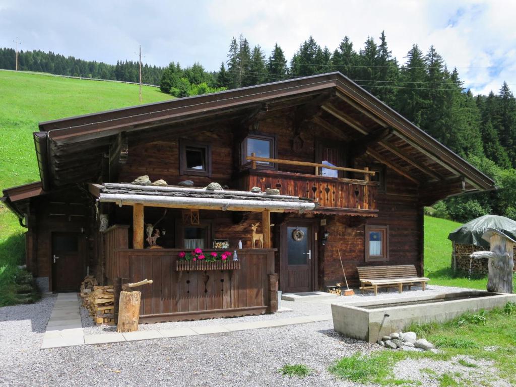 希帕赫Chalet Simonhütte - MHO640 by Interhome的小木屋设有门廊和阳台