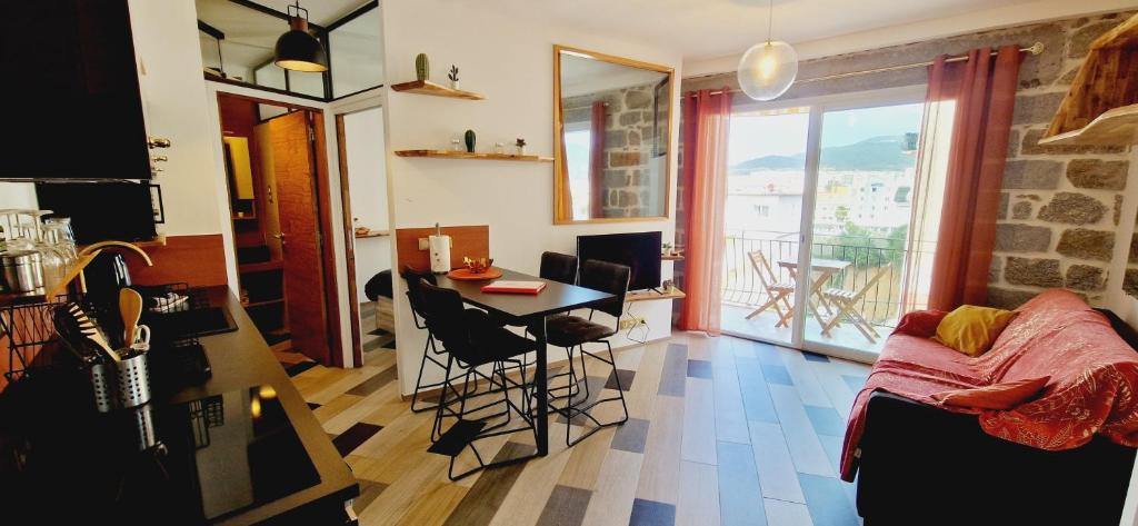 阿雅克修Magnifique appartement avec balcon vue mer à l'entrée d'Ajaccio的一间带桌子的客厅和一间餐厅