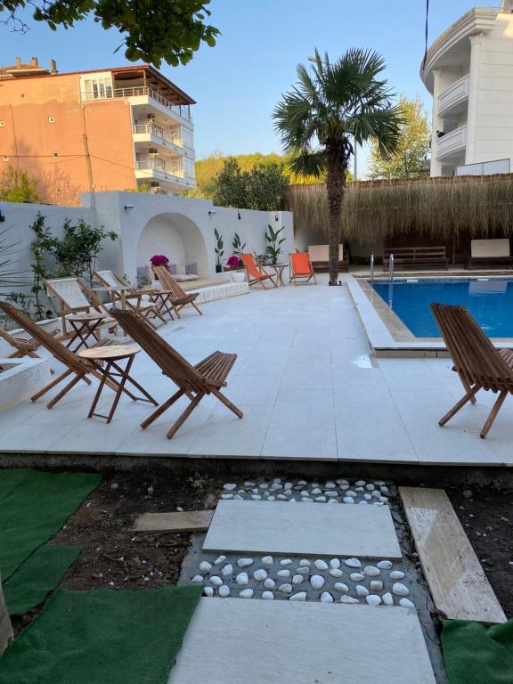 埃利特温泉EVİM APART HOTEL的一个带躺椅的庭院和一个游泳池