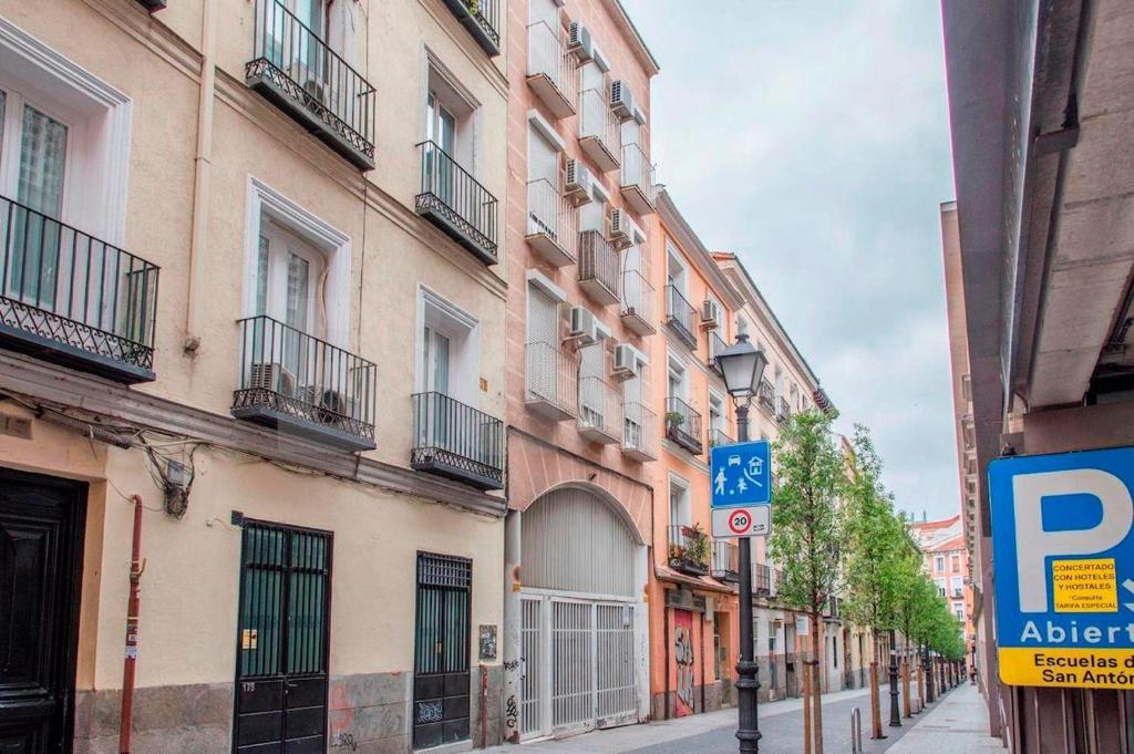 马德里MIMA Suites Chueca的城市街道,有建筑和停车标志