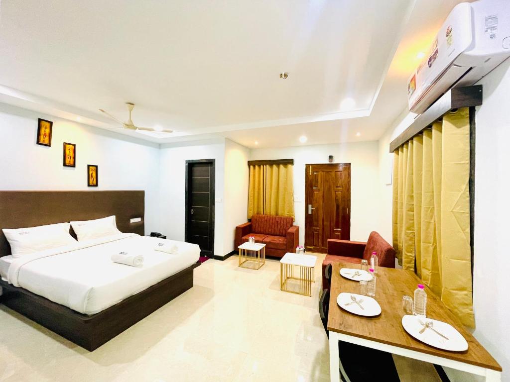 蒂鲁帕蒂Deccan Suites, Tirupati的配有一张床和一张书桌的酒店客房