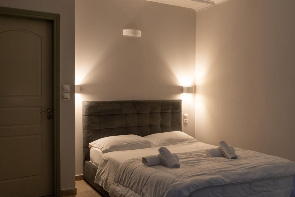 帕特雷CENTRAL Studio - Fully equiped. Ideal for couples的一间卧室配有一张带两个枕头的床