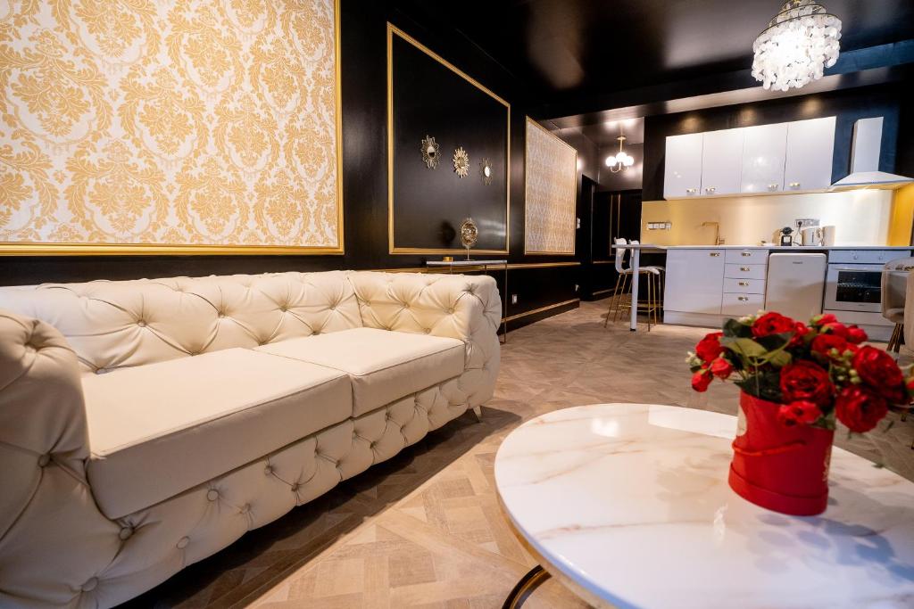 索恩河畔自由城Appartement d'exception avec Jacuzzi的客厅配有白色的沙发和桌子