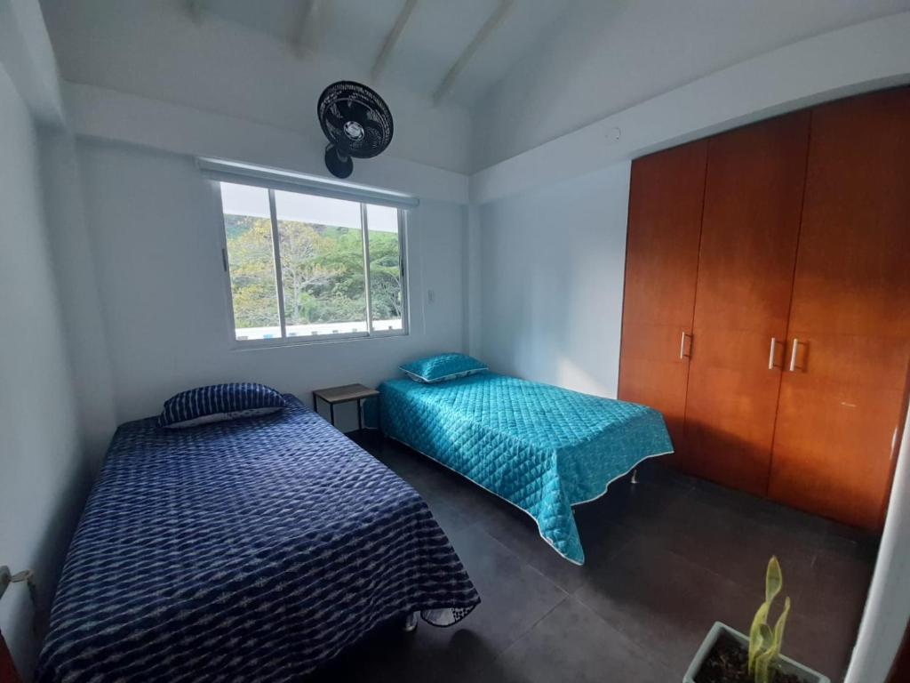 NorcasiaCasa Numbana的一间卧室设有两张床和窗户。