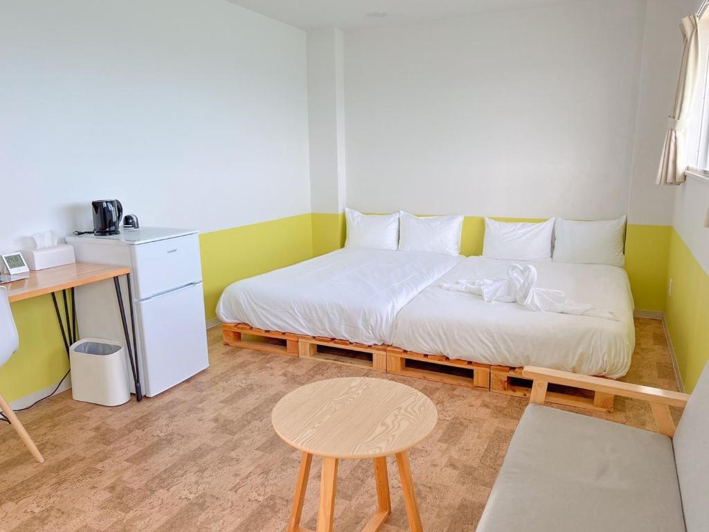 IgeiGolden Sun Beach Hotel - Vacation STAY 55432v的小房间设有一张床和一张桌子