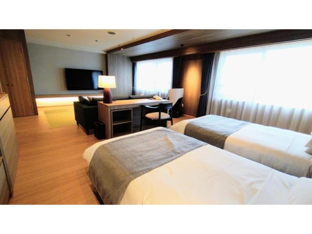 鸳泊Rishiri Fuji Kanko Hotel - Vacation STAY 63409v的酒店客房配有两张床和一张书桌