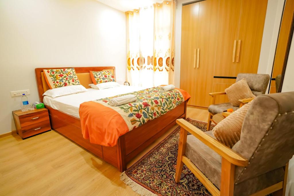 斯利那加Zaabeel Villa Kashmir的一间卧室配有一张床和一把椅子
