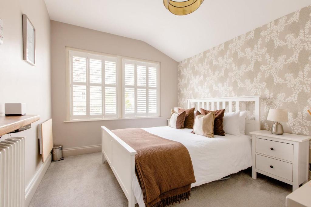 伦敦Luxury King-bed Ensuite With Tranquil Garden Views的卧室配有白色的床和窗户。