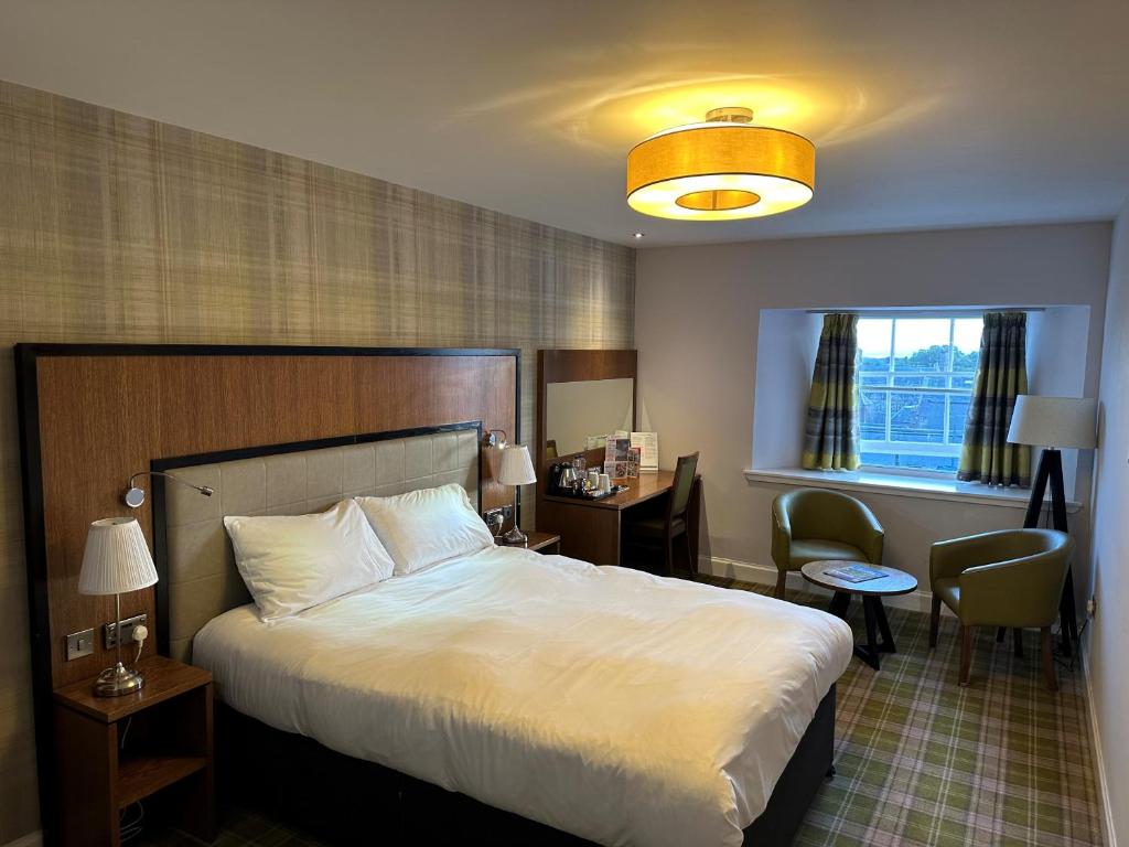 邓弗姆林市政厅和亚麻交易所威瑟斯本酒店的酒店客房设有床和窗户。