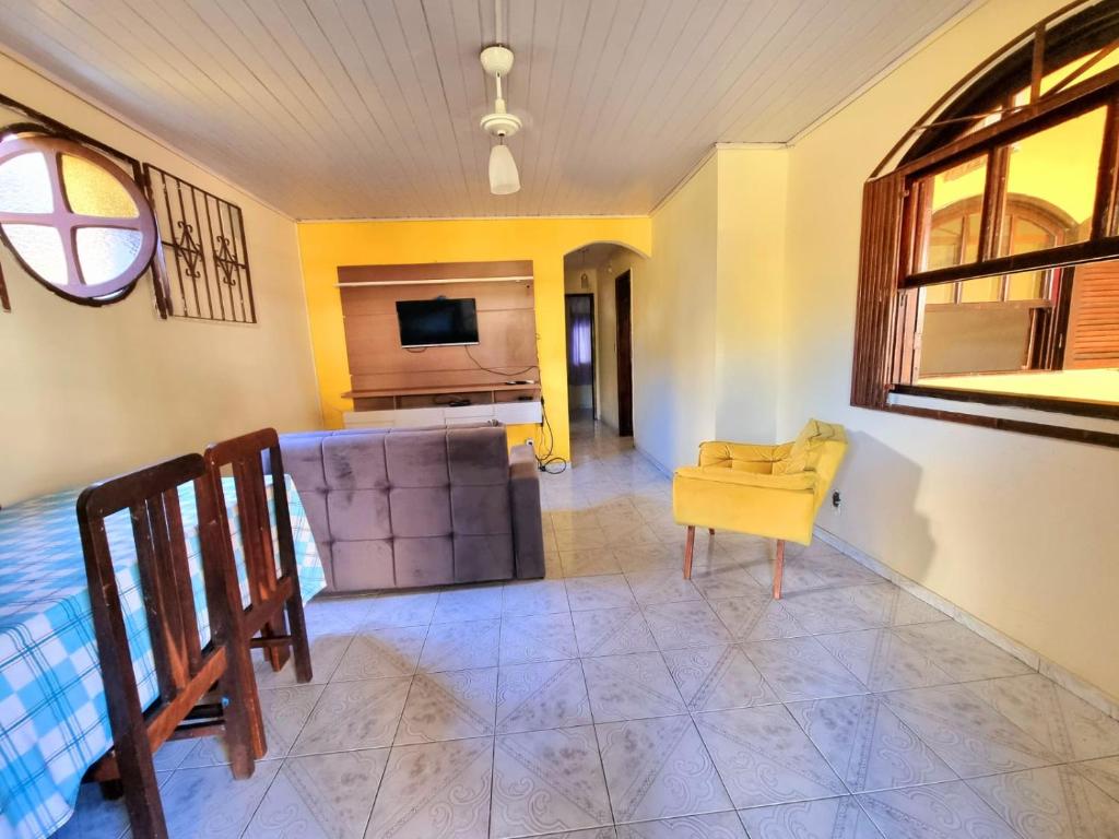 阿拉亚尔-杜卡布Casa Praia Grande - Arraial do Cabo的带沙发和电视的客厅