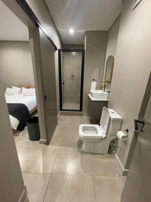 约翰内斯堡On Fredman Drive的一间带卫生间、水槽和床的浴室