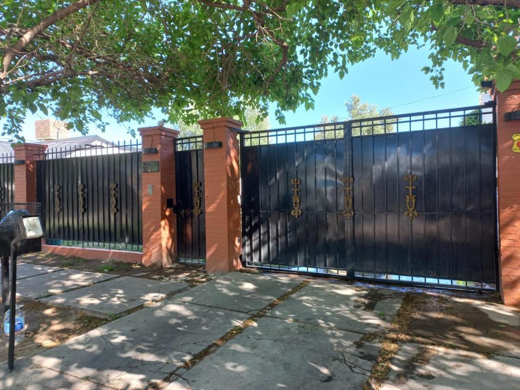圣拉斐尔Colorina Complejo Residencial II的房屋前的黑色大门