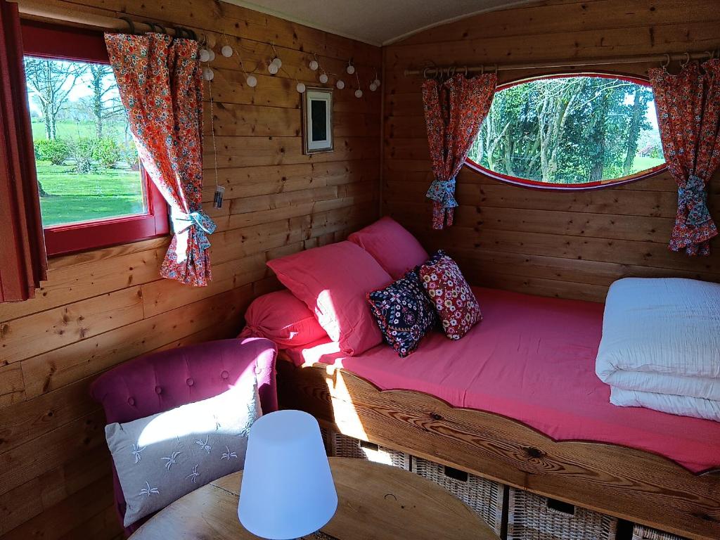 Le Mesnil-GarnierLe Val Daninière的小房间配有沙发和窗户