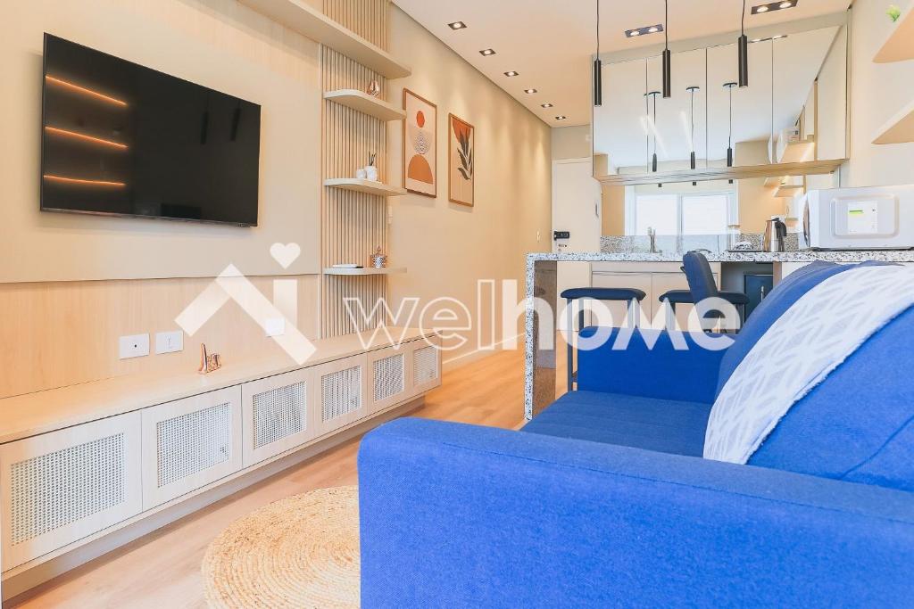 科蒂亚Aconchegante apartamento em Cotia的客厅配有蓝色的沙发和电视