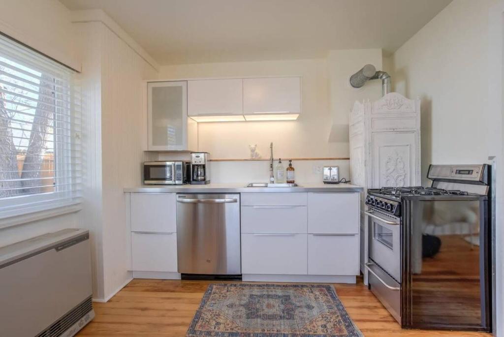 Vintage Tiny House CUTE 1BDRM Big Appeal的厨房或小厨房