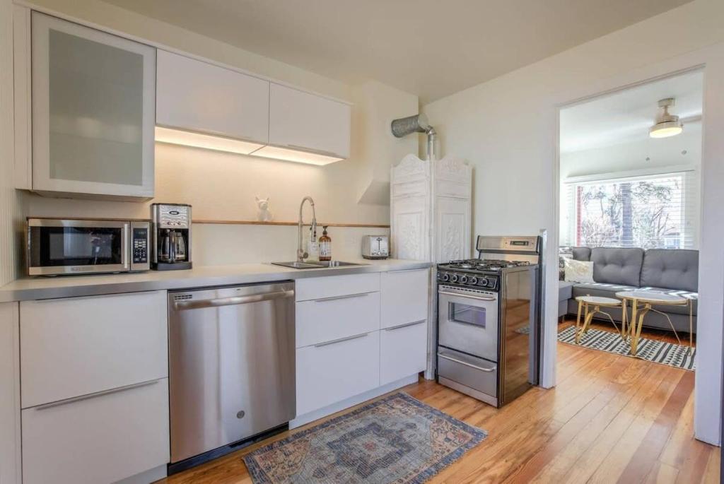 Vintage Tiny House CUTE 1BDRM Big Appeal的厨房或小厨房