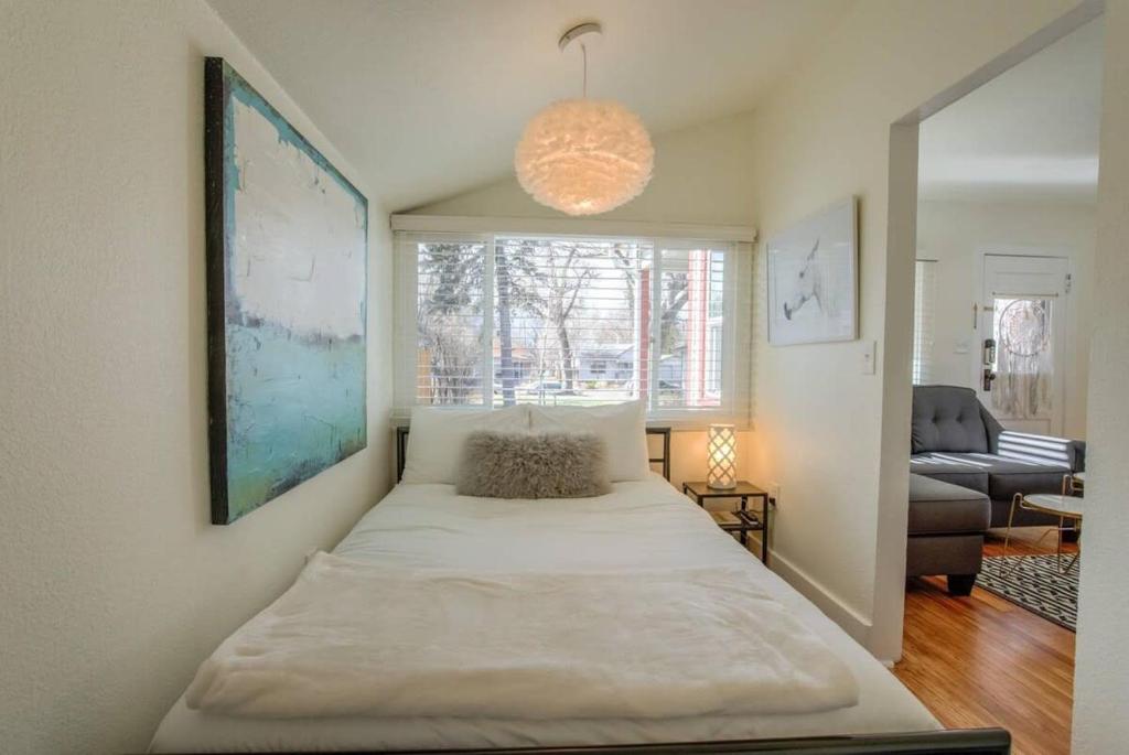 Vintage Tiny House CUTE 1BDRM Big Appeal客房内的一张或多张床位