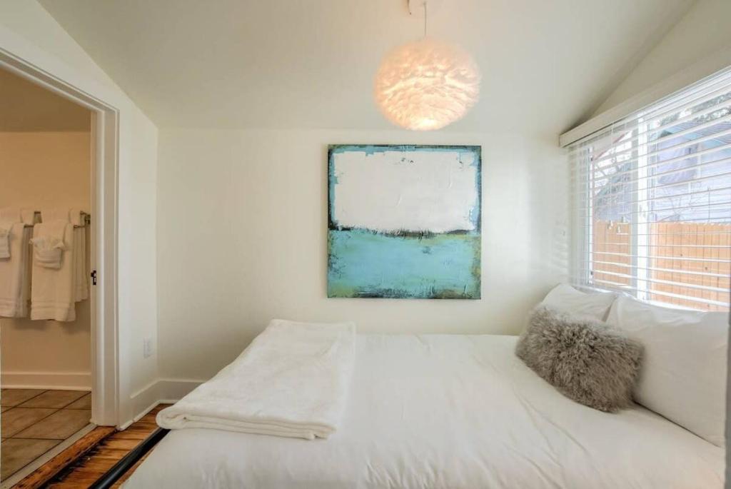 Vintage Tiny House CUTE 1BDRM Big Appeal客房内的一张或多张床位