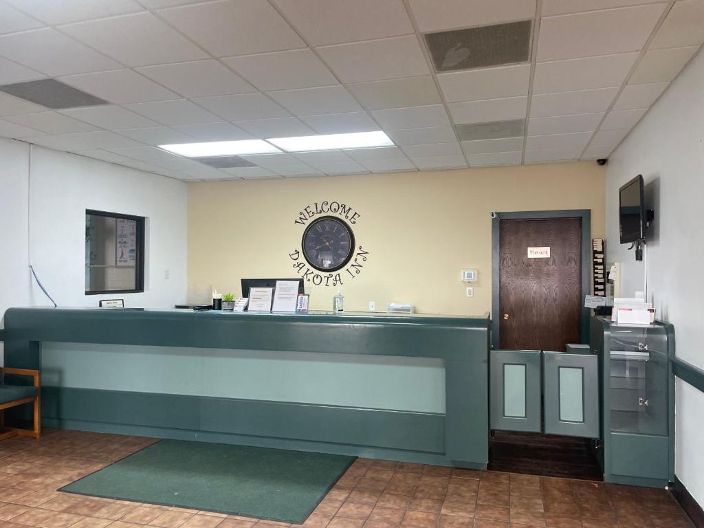 迈诺特Dakota Inn的一个空的等候室,有现金登记册和柜台