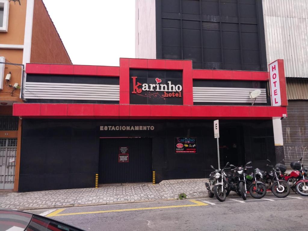 圣安德雷Hotel Karinho 2的停在大楼前的一组摩托车