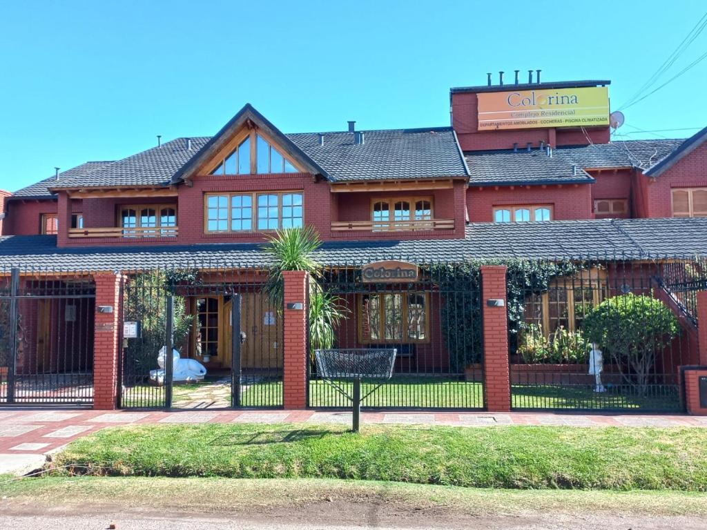 圣拉斐尔Colorina Complejo Residencial的前面有门的红砖建筑