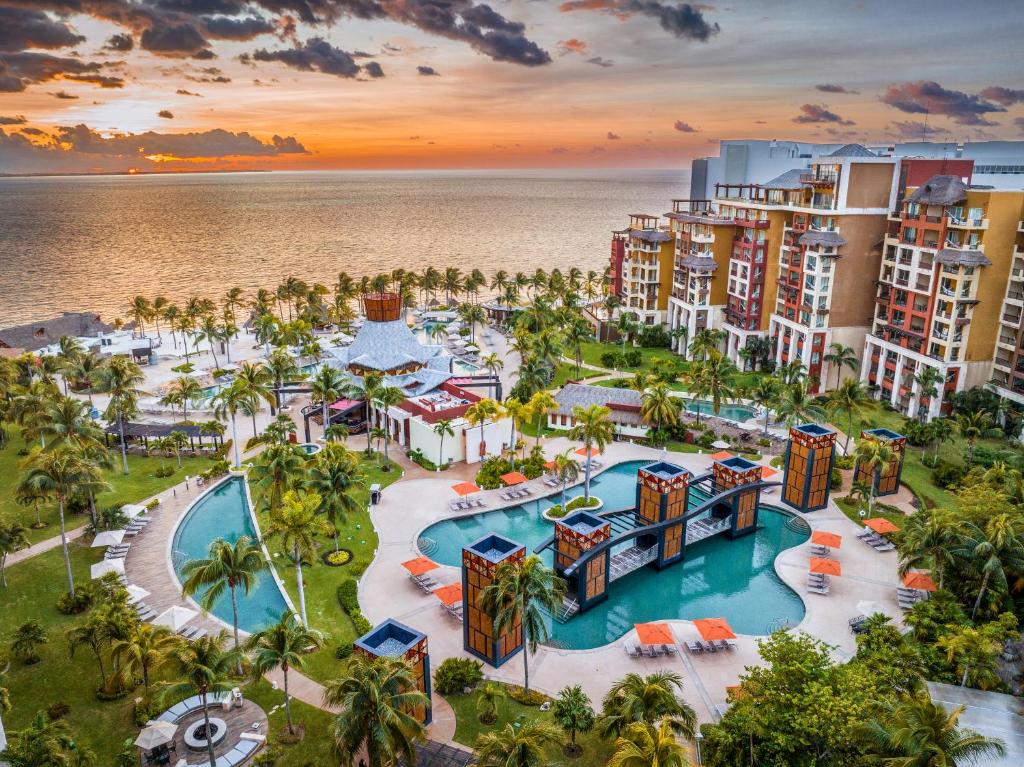 坎昆Villa del Palmar Cancun Luxury Beach Resort & Spa的享有带游泳池的度假村的空中景致