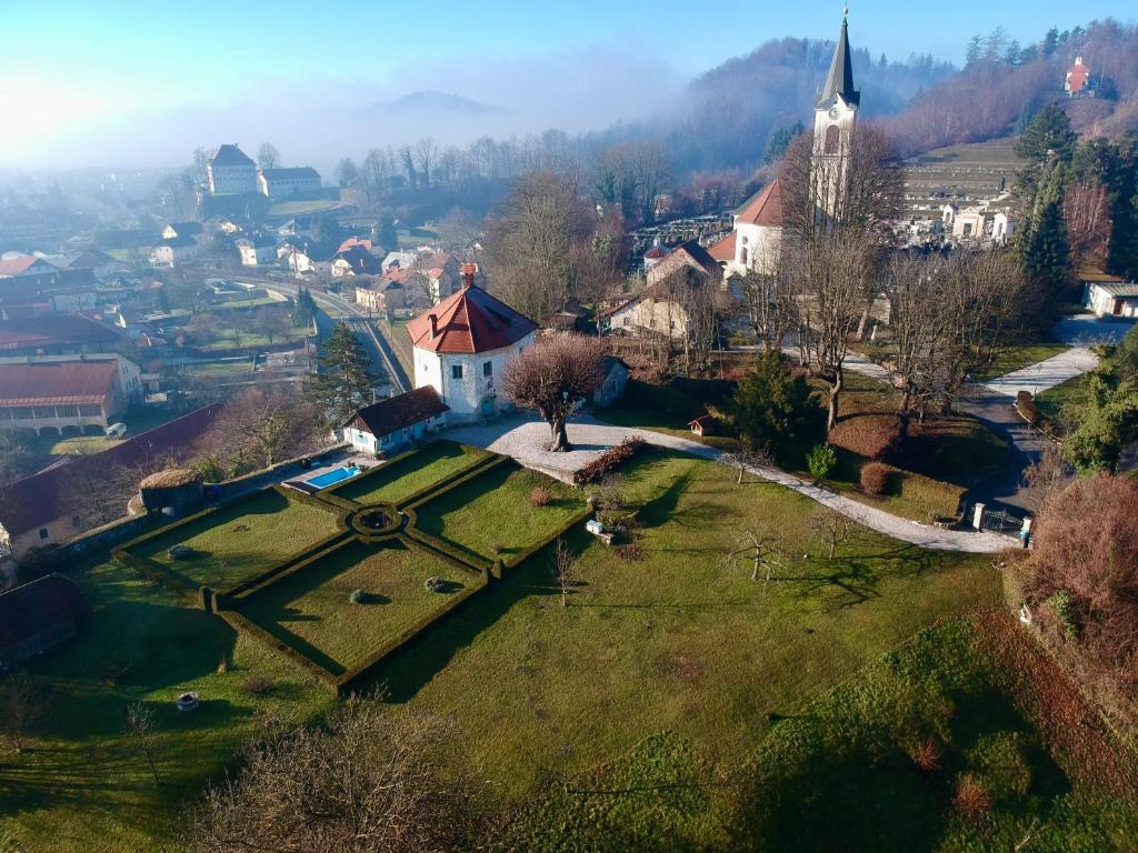 卡姆尼克Medieval Castle in Kamnik City Center - Trutzturn的享有小村庄的空中景致,设有教堂