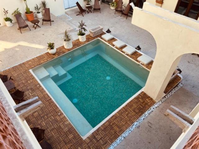 巴亚尔塔港Casa Victoria Malecon的享有带椅子的游泳池和天井的顶部景致