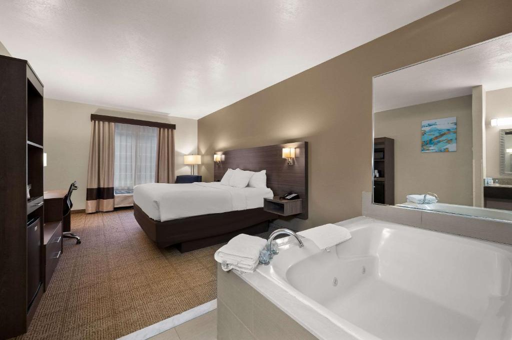 Fenton芬顿康福特茵酒店的酒店客房配有一张床和浴缸。