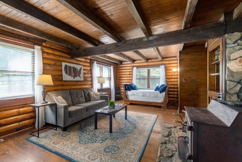 克拉克斯维尔Campbell Log Cabin! Historic Charm, Modern Luxury的客厅配有沙发和桌子